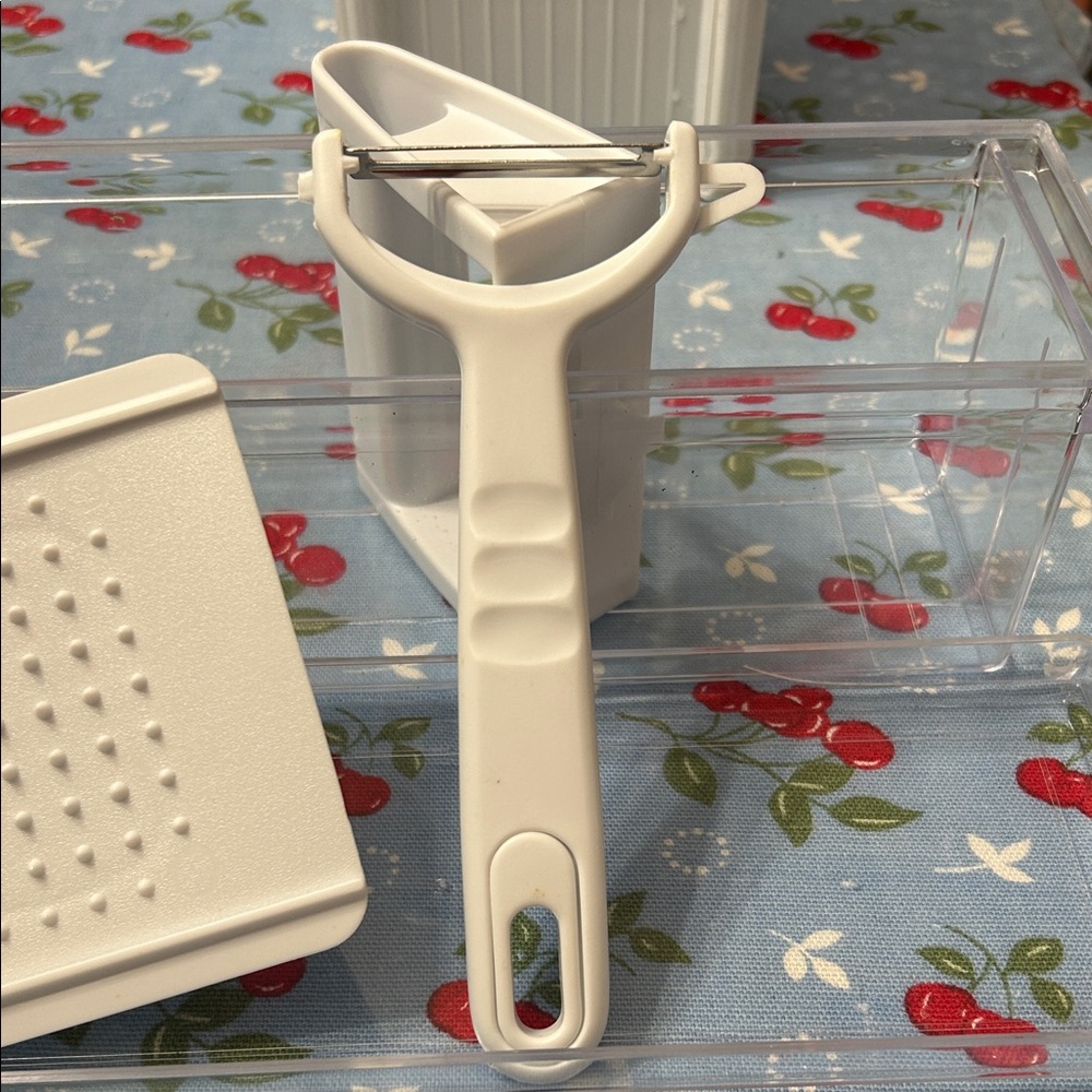 Green and White Cheese Grater Set - Picture 9 of 16